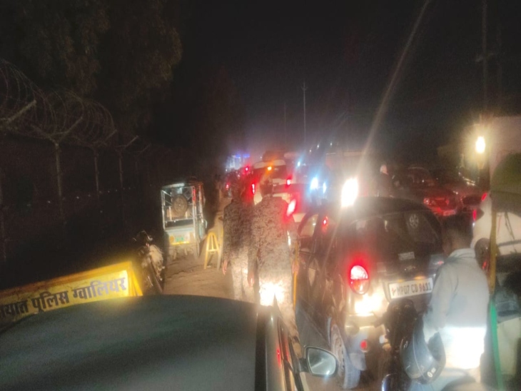 बारात से ट्रैफिक जाम, घंटों फंसे रहे वाहन:  खुद एसएसपी ने संभाला ट्रैफिक, अपना वाहन छोड़कर पहले एम्बुलेंस को निकलवाया – Gwalior News