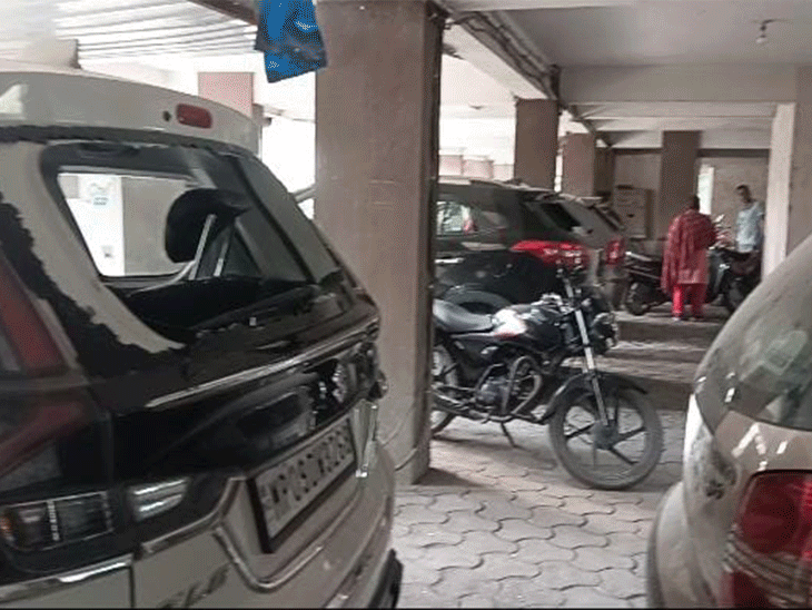 आरोपी ने करीब 18 गाड़ियों को नुकसान पहुंचाया था।