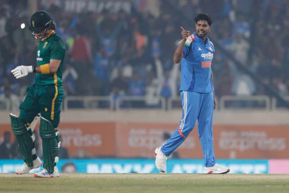 ब्रेविस को आउट करने के बाद इशारा करते हुए हर्षित राणा।