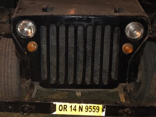 Performed dangerous stunt sitting on the bonnet of a jeep, made a video | जीप के बोनट पर बैठकर किया खतरनाक स्टंट, बनाया वीडियो: खुद और राहगीरों की जान जोखिम में डालने पर पुलिस ने की कार्रवाई, दो गिरफ्तार - Bilaspur (Chhattisgarh) News 3 57b7b5a7 444a 42cd 9831 52f31612f454 1764507617842