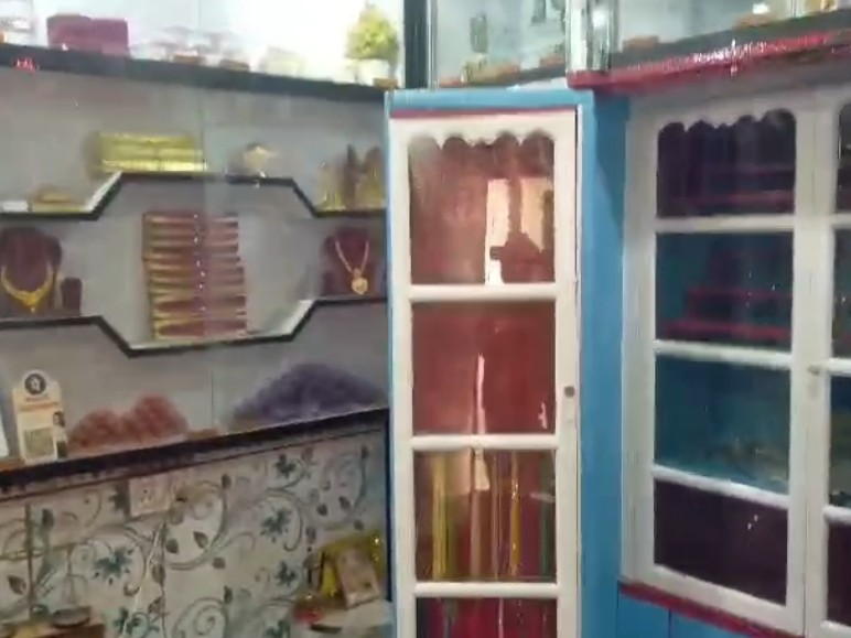 दुकान में चोरी के बाद बिखरा सामान।