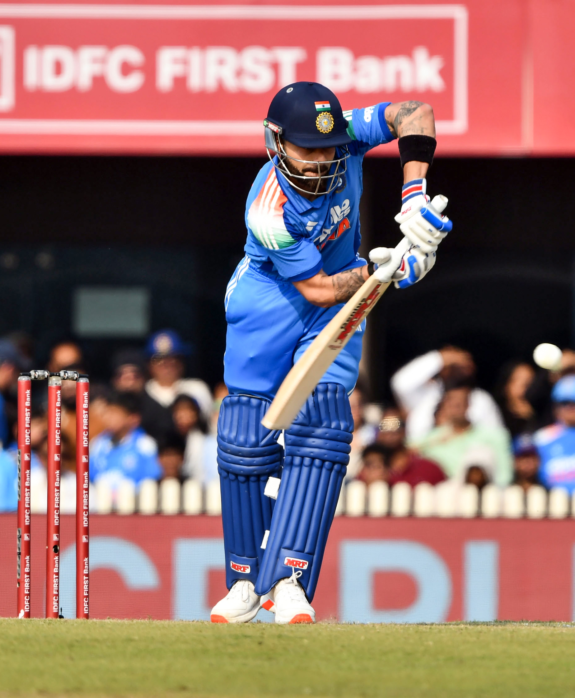 विराट कोहली ने पावरप्ले में 2 छक्के भी लगाए।