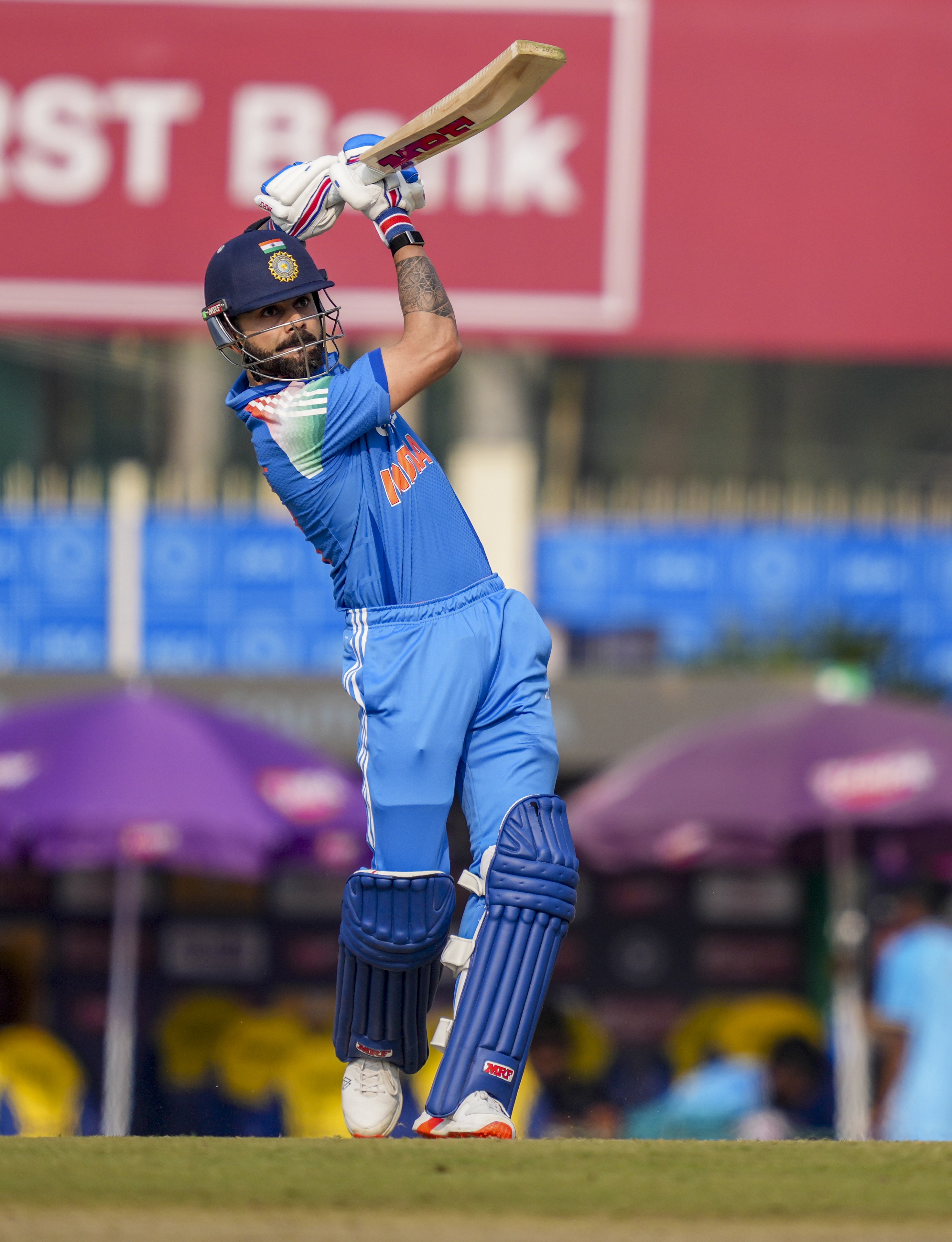 विराट कोहली ने सिक्स लगाकर हाफ सेंचुरी पूरी की।