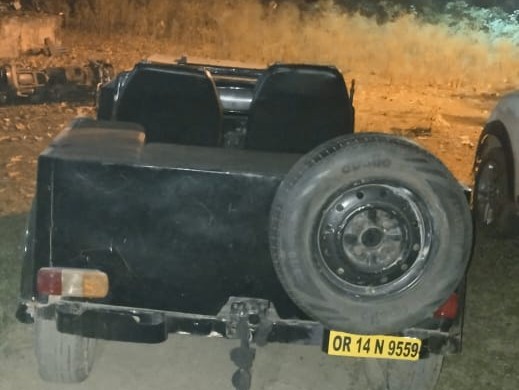 Performed dangerous stunt sitting on the bonnet of a jeep, made a video | जीप के बोनट पर बैठकर किया खतरनाक स्टंट, बनाया वीडियो: खुद और राहगीरों की जान जोखिम में डालने पर पुलिस ने की कार्रवाई, दो गिरफ्तार - Bilaspur (Chhattisgarh) News 2 6f5ab64e 1f68 4267 91f1 f3e7d58b24fe 1764507617840