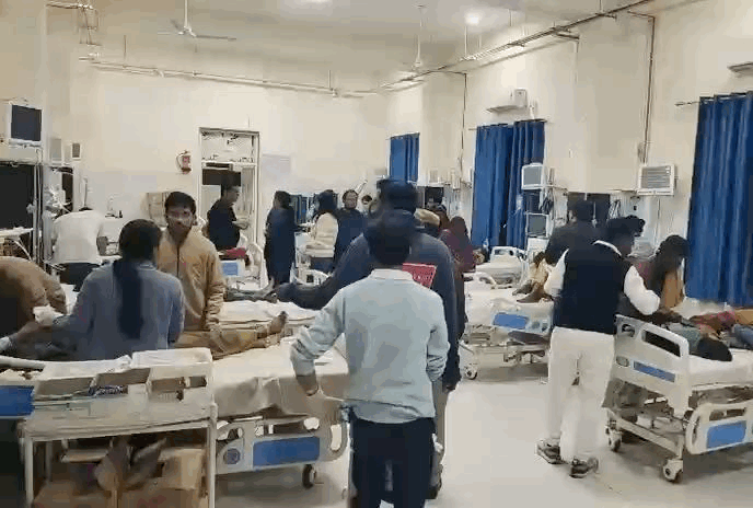 घायलों का अस्पताल में इलाज चल रहा है।