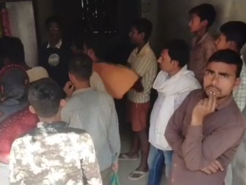 दुकान पर लगी भीड़।