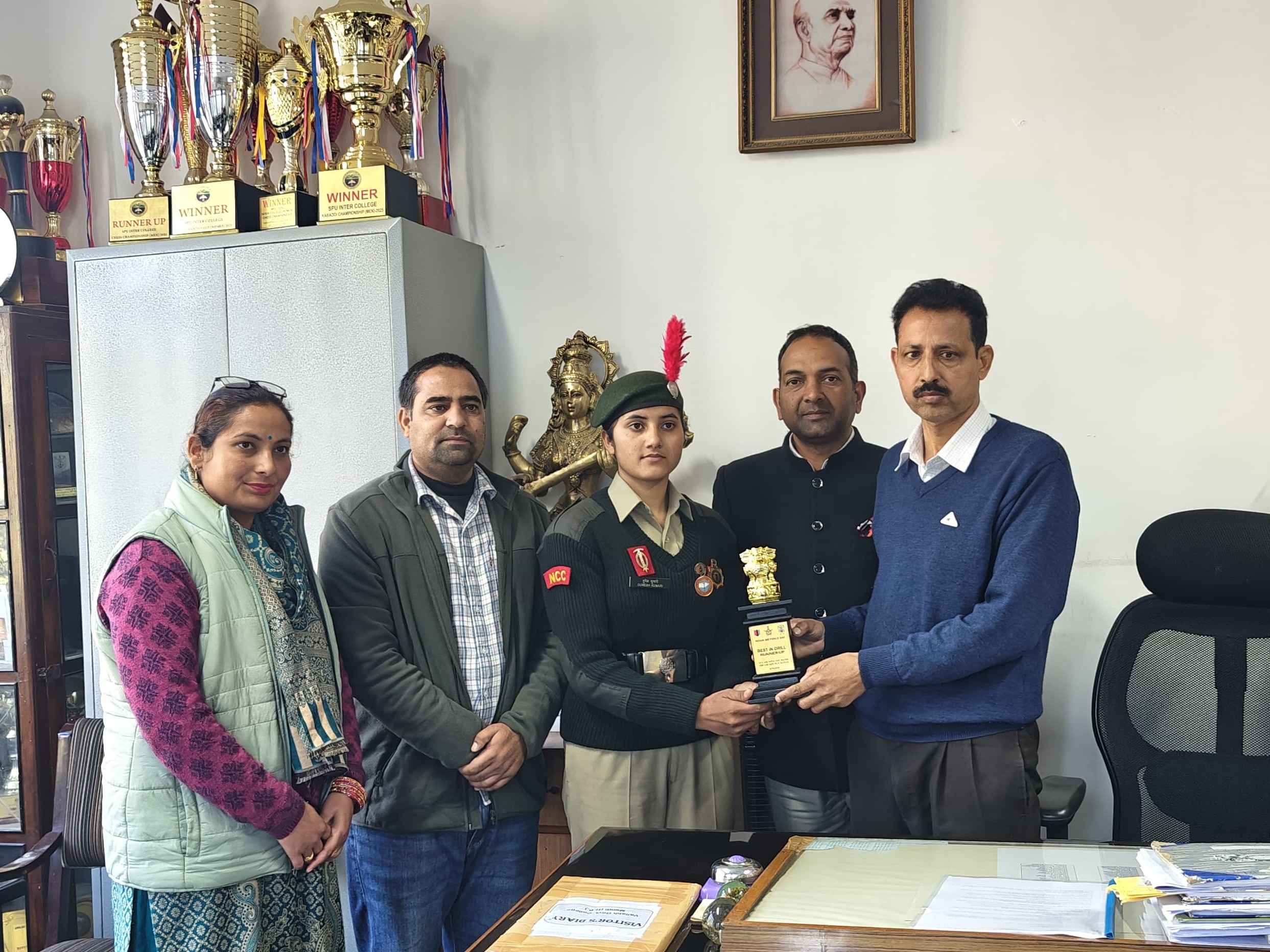 डुमेश को सम्मानित करते अधिकारी