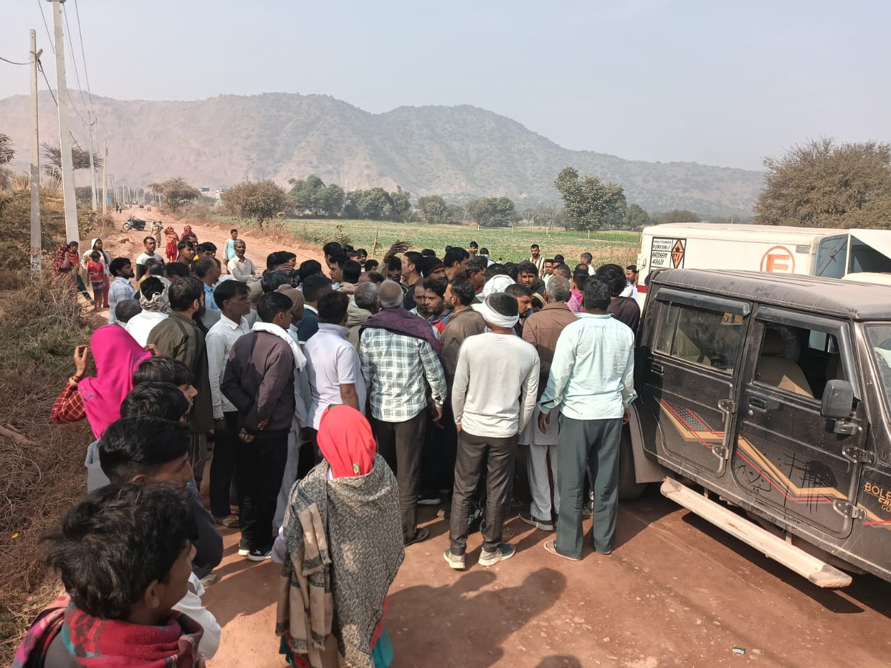लोगों का आरोप- ब्लास्टिंग और क्रेशरों की गतिविधियों से घरों में दरारें आ गई।