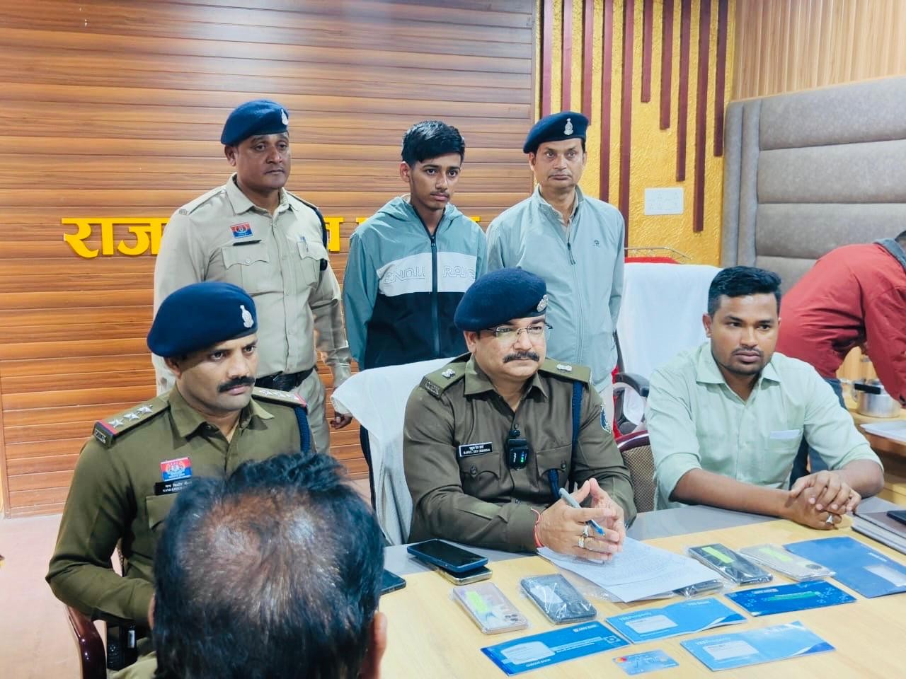 शेयर ट्रेडिंग के नाम पर करोड़ों की ठगी का आरोपी।