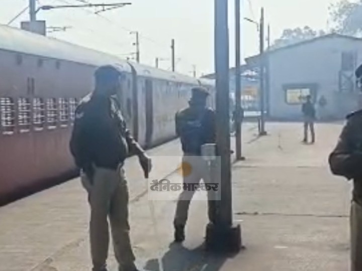 करंट से मजदूर की मौत, सीनियर इंचार्ज निलंबित:  शव घर पहुंचा, मां ने गाड़ी में दी अंतिम विदाई; स्टेशन पर बल तैनात – Korba News