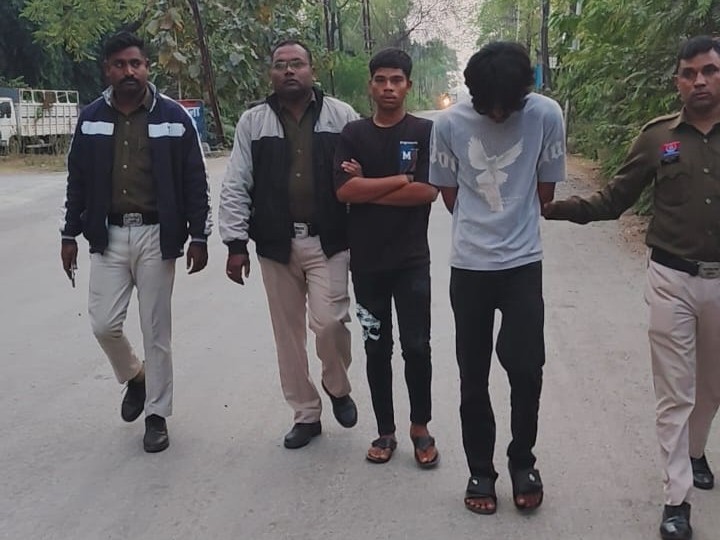 Performed dangerous stunt sitting on the bonnet of a jeep, made a video | जीप के बोनट पर बैठकर किया खतरनाक स्टंट, बनाया वीडियो: खुद और राहगीरों की जान जोखिम में डालने पर पुलिस ने की कार्रवाई, दो गिरफ्तार - Bilaspur (Chhattisgarh) News 1 92e14211 0167 48c4 9a87 b9ff23228e4b 1764507617840