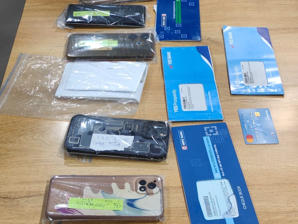 आरोपियों के कब्जे से सामान बरामद।