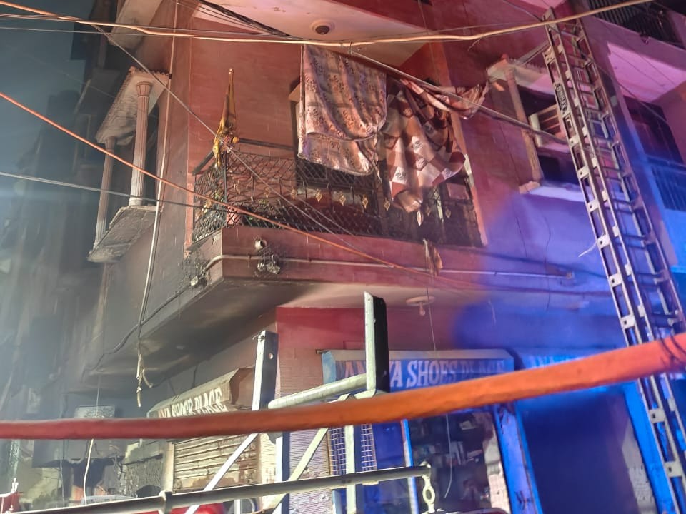 बिल्डिंग के ग्राउंड फ्लोर पर जूतों की दुकान थी, आग यहीं से ऊपर तक फैल रही थी। - Dainik Bhaskar
