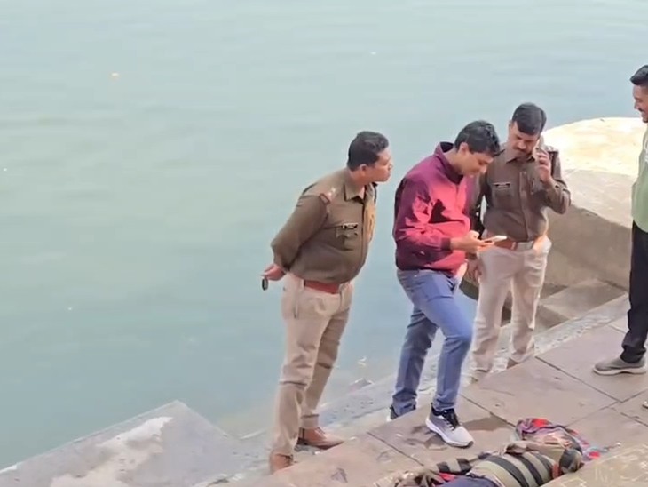नर्मदा किनारे मिला 3 दिन पुराना शव, इलाके में फैली सनसनी नर्मदा किनारे मिला 3 दिन पुराना शव, इलाके में फैली सनसनी