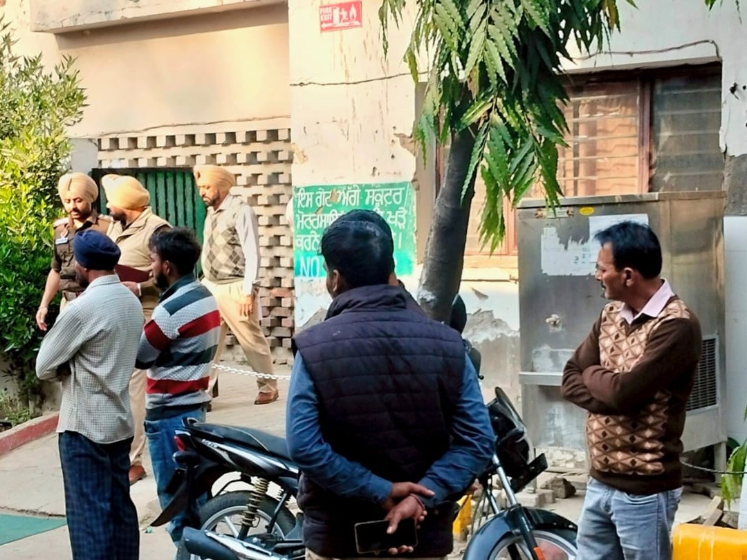 पुलिस की टीमें मामले की जांच करते हुए