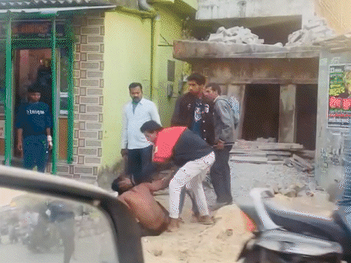 कोरबा में बुजुर्ग से मारपीट करने वाले युवक की जमकर पिटाई। - Dainik Bhaskar