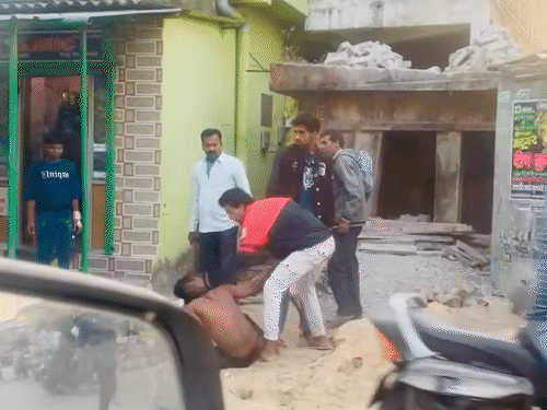 आरोपी युवक नशे में घर और आसपास हंगामा करता था।