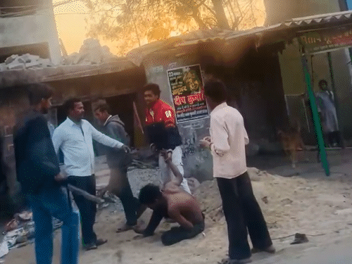 युवक की इसी हरकतों से परेशान होकर घरवालों ने उसकी सड़क पर पिटाई कर दी।