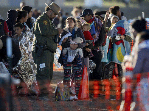 अमेरिका में 15 नवंबर 2025 तक लगभग 53 हजार इमिग्रेंट को हिरासत में लिया जा चुका है। (फाइल फोटो) - Dainik Bhaskar