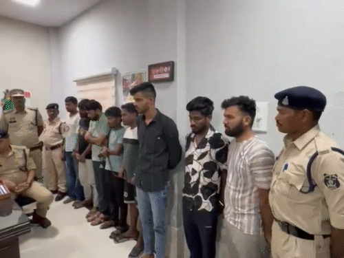 खैरागढ़ पुलिस ने 8 आरोपियों को ठगी के आरोप में मुंबई से अरेस्ट किया है।