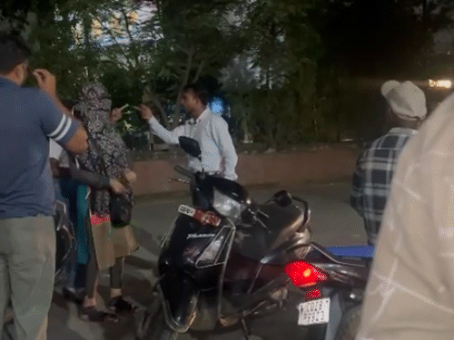 बिलासपुर में युवतियों ने गुंडागर्दी कर युवक को थप्पड़ जड़ा, फिर आंकों में मिर्च पाउडर फेंका।