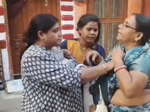 महिला ने बीएलओ को पकड़कर मारने की कोशिश की। - Dainik Bhaskar