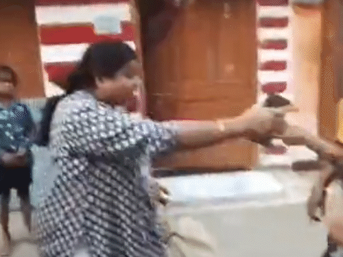 फॉर्म मिलने में देरी होने पर भड़की महिला।