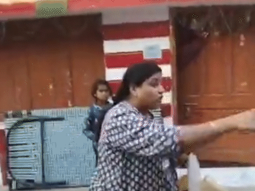 महिला वीडियो बनाने वाले पर भी नाराज हुई।