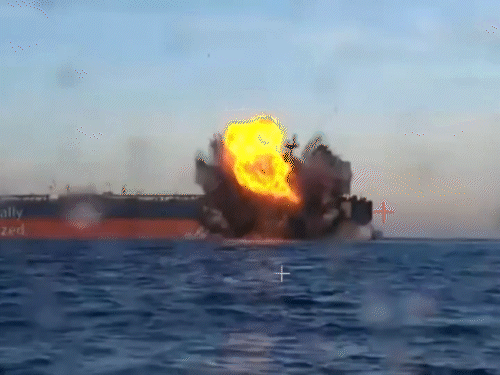 हमले से जहाज को नुकसान हुआ है, लेकिन सभी क्रू मेंबर सुरक्षित हैं।