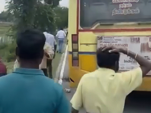 बसों की टक्कर में 20 से ज्यादा लोग घायल हुए हैं।