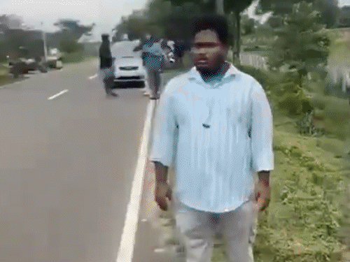 बसों की टक्कर के बाद सड़क पर बैठे घायल लोग।
