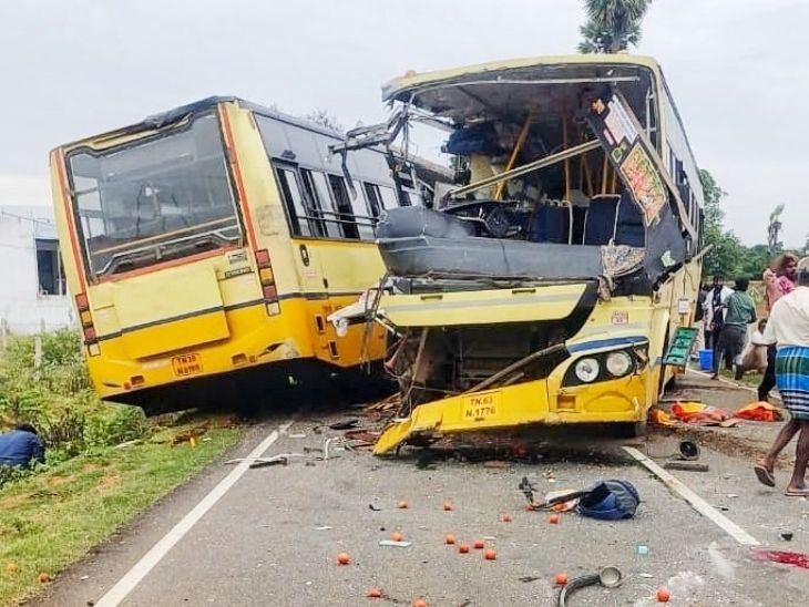 बसों की आमने-सामने से टक्कर हुई। इसके बाद सड़क पर मलबा फेल गया। चीख-पुकार मची।