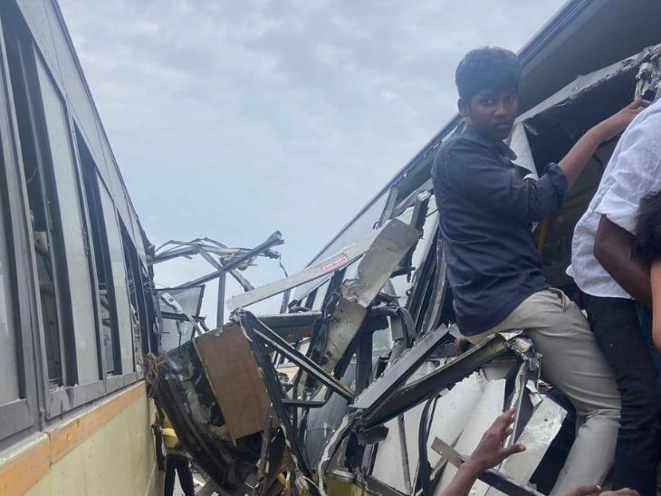 हादसे के तुरंत बाद ही लोगों ने बसों में फंसे यात्रियों को निकालना शुरू किया।