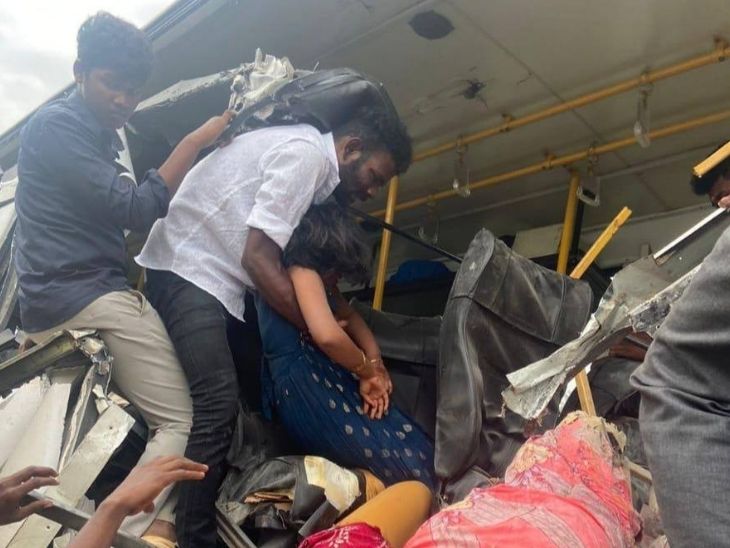 तस्वीर में नजर आ रहा है कि एक बच्ची का शव सीटों के बीच में फंसा है।