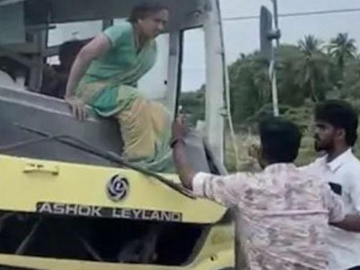 इस तस्वीर में महिला यात्री क्षतिग्रस्त बस की टूटी विंडशील्ड से बाहर आती हुई।