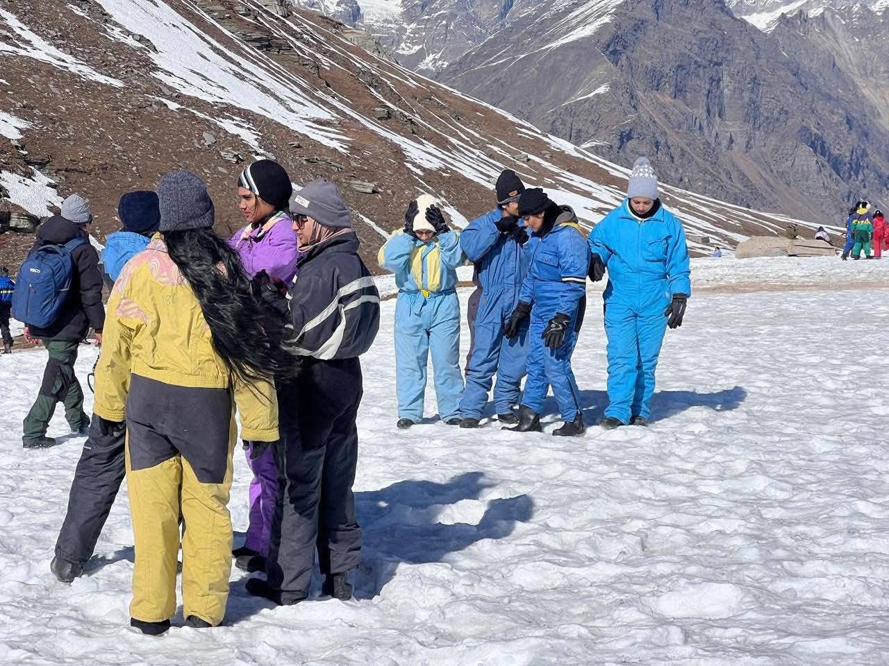 पर्यटकों ने लिया बर्फबारी का आनंद