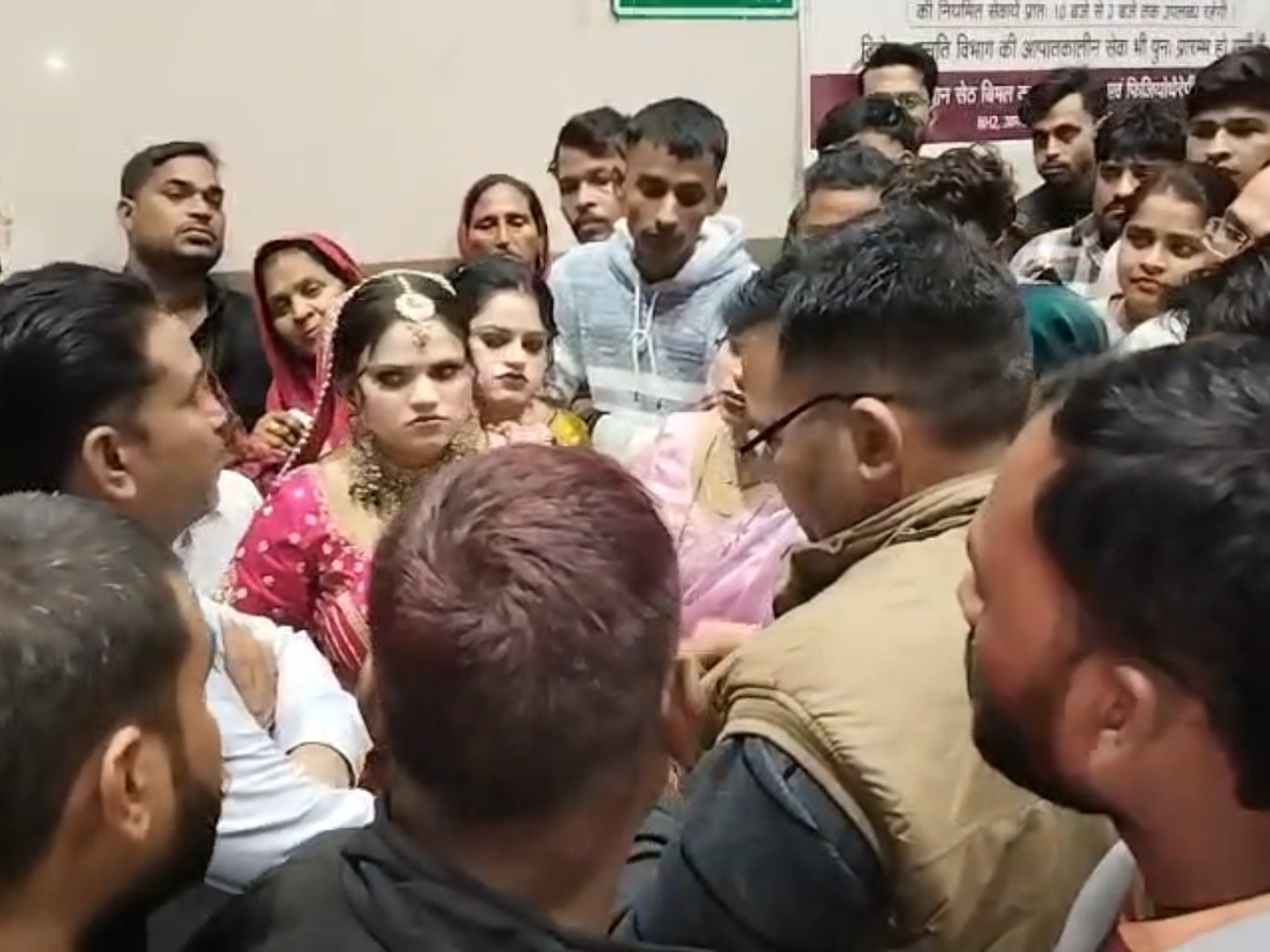 खानूगाँव में शादी समारोह के दौरान पथराव और मारपीट, तीन घायल; UPI–कैश विवाद से बढ़ा तनाव