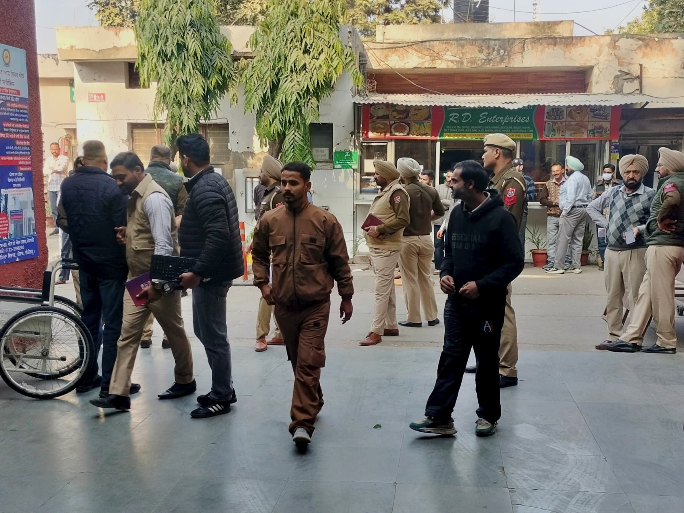 मौके पर पहुंचे पुलिस व अन्य लोग।