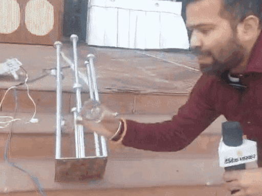 मैरिज पैलेस में गोलीबारी के बाद बिखरा कांच दिखाते भास्कर रिपोर्टर विवेक शर्मा।