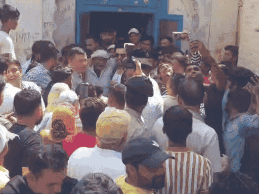 रणदीप हुड्‌डा जब अप्रैल माह में जसिया गांव पहुंचे थे तो फैंस ने सेल्फी लेने के लिए उन्हें घेर लिया था- फाइल फोटो।