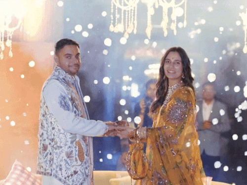 आईएएस अधिकारी अभिनव सिवाच और आईपीएस आशना चौधरी सगाई कार्यक्रम के दौरान। - Dainik Bhaskar