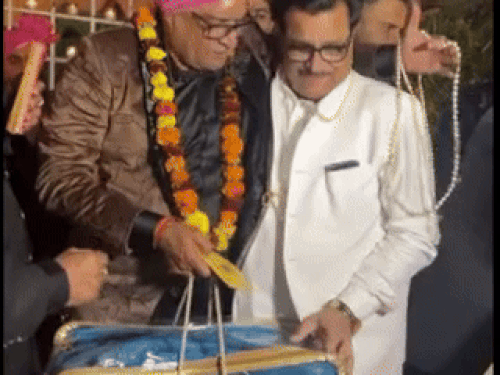 विधायक मदन लाल बग्गा समारोह में शामिल होते हुए।