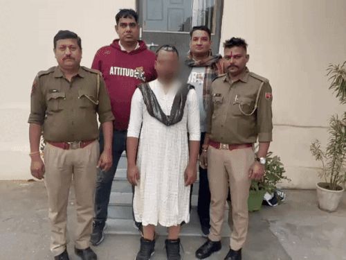 आरोपी पुलिस से बचने के लिए हुलिया बदलकर महिला के कपड़ों में घूम रहा था।