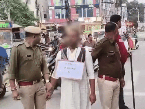 पुलिस ने आरोपी के गले में 'मैं बलात्कारी हूं' लिखी तख्ती लटकाई और सवीना थाना इलाके में उसकी परेड निकाली।