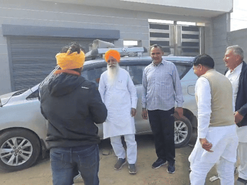 गुरनाम सिंह चढूनी का स्वागत करते भाकियू सदस्य।