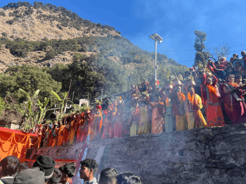 पूजा के लिए लोग हर 11 साल में अपने गांव लौटते हैं और पूरे रीति रिवाजों के साथ इसमें शामिल होते हैं।