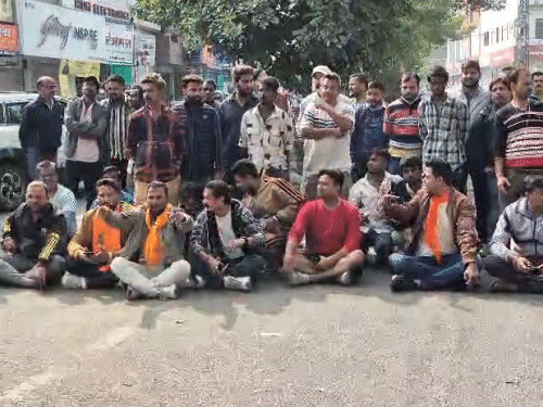 घटना के बाद मंंदिर के सामने प्रदर्शन करते बजरंगदल के कार्यकर्ता