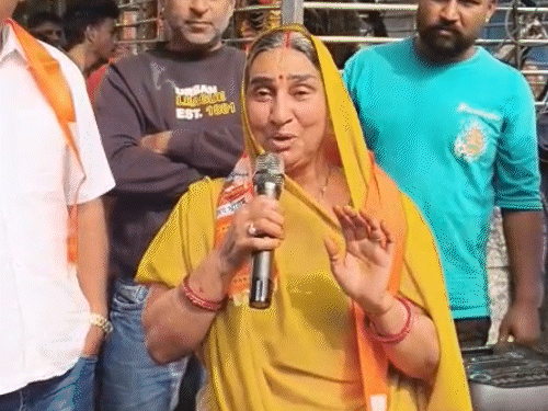 घटनास्थल पर पहुंची महिला संतोष शर्मा रोते हुए बोली जब तक आरोपियों को सजा नहीं मिलेगी ना खाना खाऊंगी ना पानी पीऊंगी यहीं बैठी रहूंगी