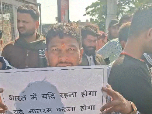 पोस्टरवर लिहिले होते - भारतात राहायचे असेल तर वंदे मातरम म्हणावे लागेल.