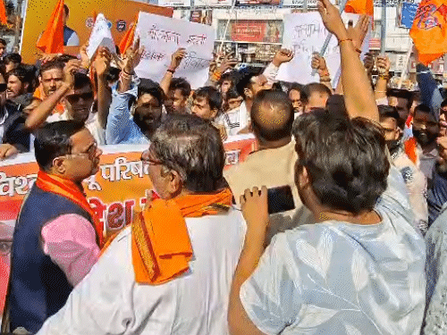 विश्व हिंदू परिषदेचे कार्यकर्ते सातत्याने निदर्शने करत आहेत.